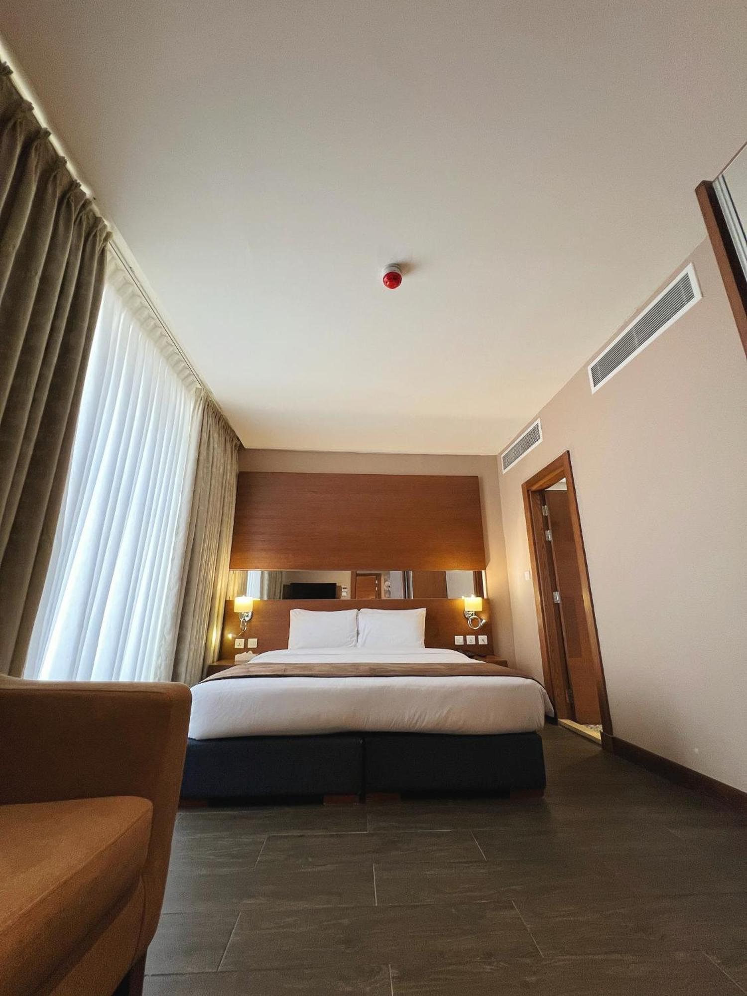 The Seventh Star Hotel Suites Amman Exterior photo